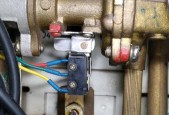 如何修理爱妻牌热水器漏水问题（轻松解决家庭热水器漏水困扰）