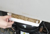 商店冰柜积水处理的方法（解决商店冰柜积水问题的实用技巧）