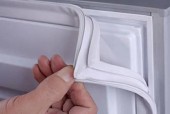 冰箱漏水的原因及解决方法（探寻冰箱漏水的根源）