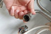 燃气灶侧面漏水怎么维修？维修步骤和注意事项是什么？