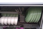 如何有效处理洗碗机里的水珠问题（解决洗碗机内积水的简单技巧）