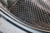 去除洗衣机霉点的清洗方法（揭秘洗衣机霉点清洗技巧）