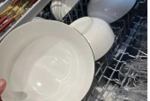洗碗机里的味道是什么原因（探索洗碗机内异味的成因及解决方法）