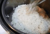 如何解决电饭煲蒸米饭未熟的问题（电饭煲蒸米饭未熟的原因及解决方法）