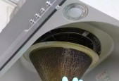 如何高效清理油烟机管道油污（解决油烟机管道油污的实用方法）