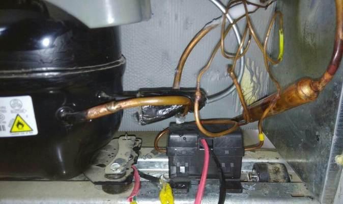 容声冰箱外壳漏水的修理方法（解决冰箱外壳漏水问题的简单修理技巧）  第1张