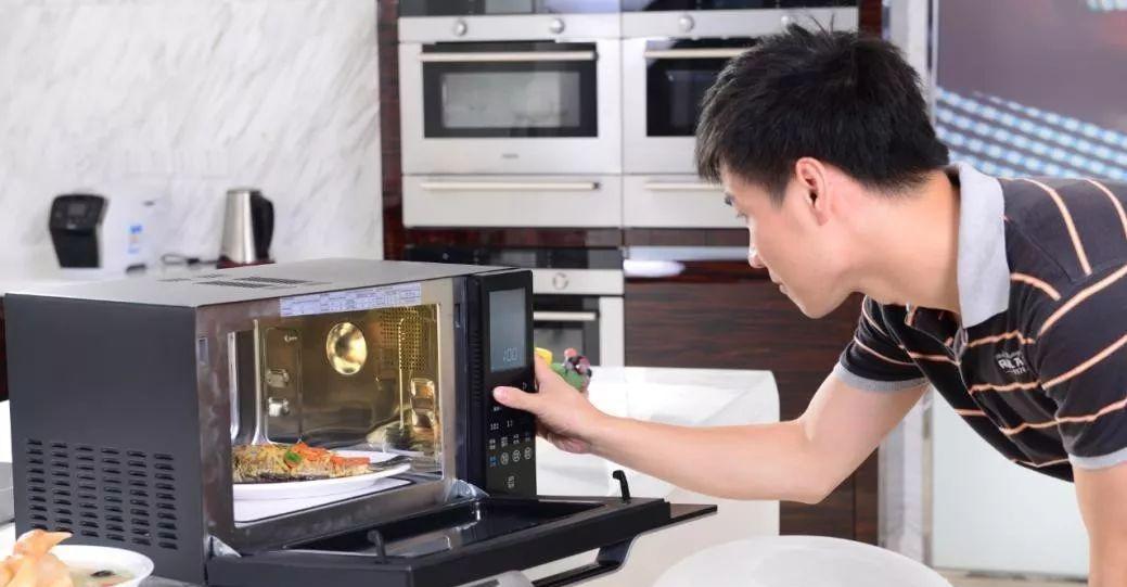 安全使用微波炉的必备知识（掌握微波炉使用技巧预防安全事故）  第1张