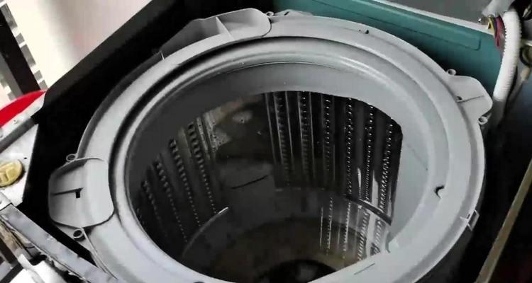 冰柜烧坏的修理方法（快速解决冰柜烧坏问题）  第1张