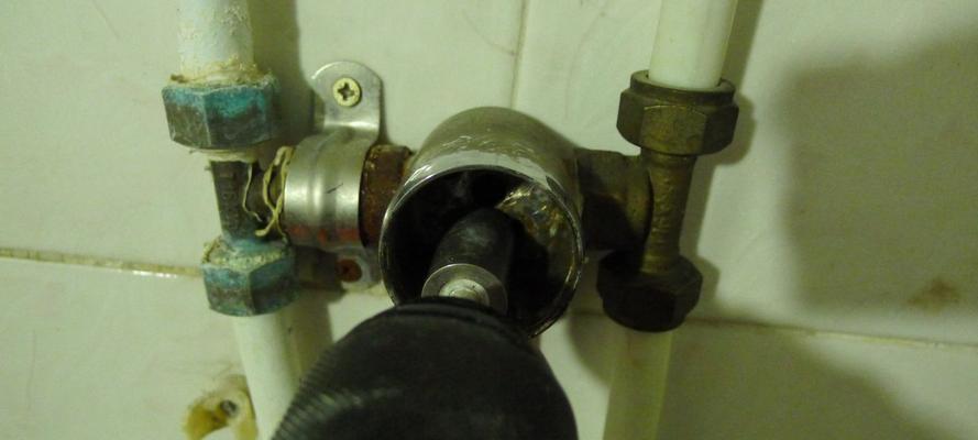 桶装热水器漏水修复方法（简单实用的解决方案）  第2张