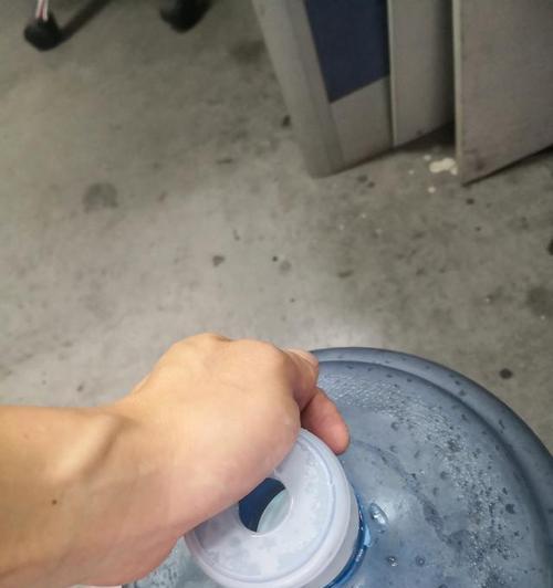 饮水机漏水修理指南（解决家中饮水机漏水问题的全面指南）  第1张