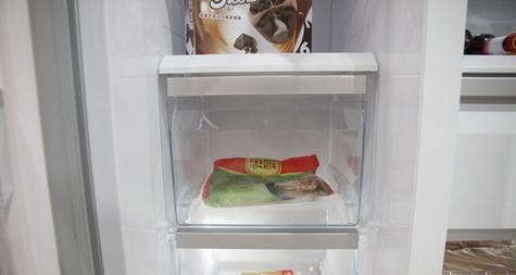 冰箱顶部渗水的原因及解决方法（揭开冰箱顶部渗水的底细）  第3张