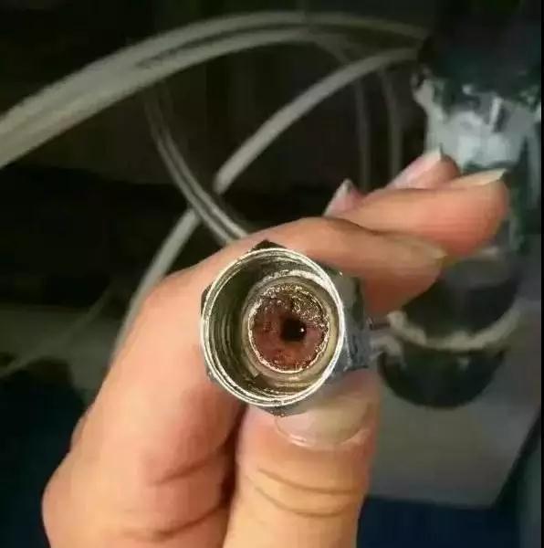 净水器内有杂质怎么办（解决净水器内杂质问题的实用方法）  第2张