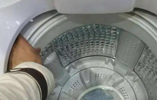 洗衣机晃动严重的修理方法（解决洗衣机内部晃动问题的实用指南）  第1张