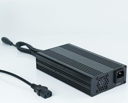 铀电池机充电器的标准电压是多少？如何选择合适的充电器？  第3张